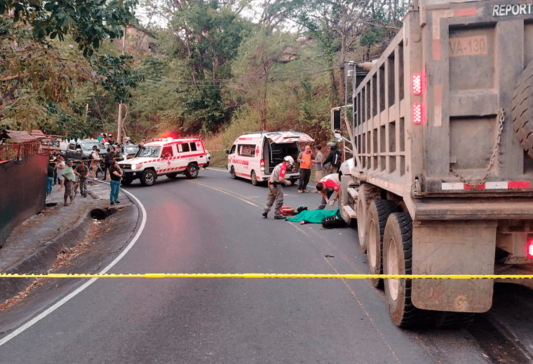 Motociclista muere al quedar prensado bajo vagoneta