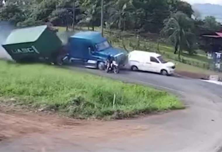 Impactante video muestra cómo dos personas en moto escapan de la muerte en San Carlos