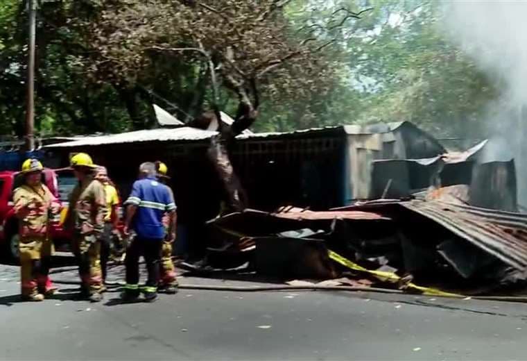 Incendio que consumió tres casas en Alajuela fue provocado por indigentes