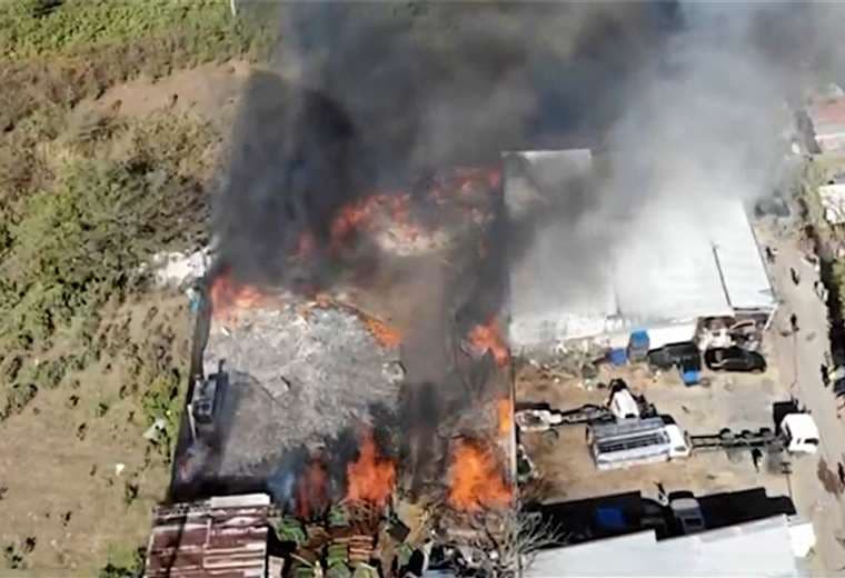 Video: Así inició incendio que destruyó taller y cinco vehículos en Alajuela