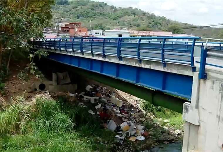 Mujer que dio a luz bajo puente se recupera junto a su bebé en el hospital