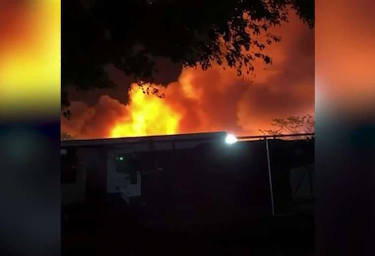 “Fue una de las emergencias más peligrosas de los últimos años”: Bomberos explican cómo se originó incendio en Santa Ana