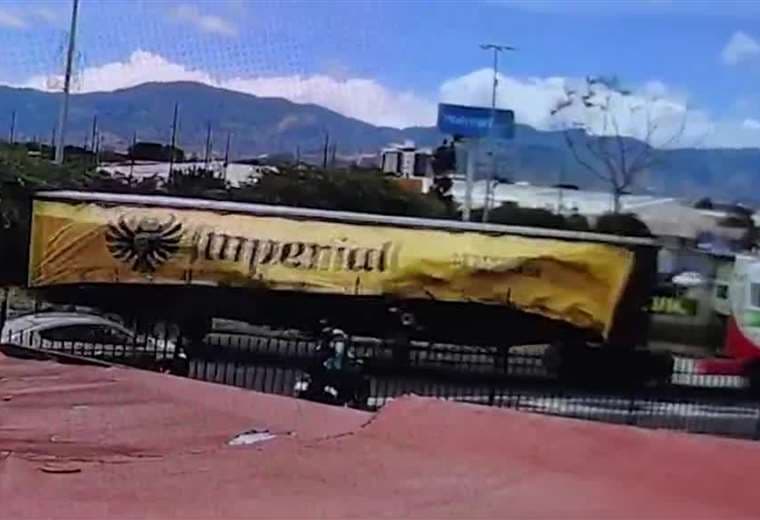 Tráiler pierde 300 cajas con botellas vacías de cerveza en rotonda de San Sebastián