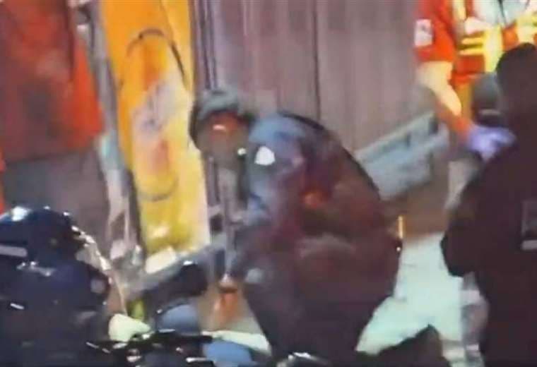 Motociclista que levantaba su llanta provoca choque y deja a policía gravemente herido