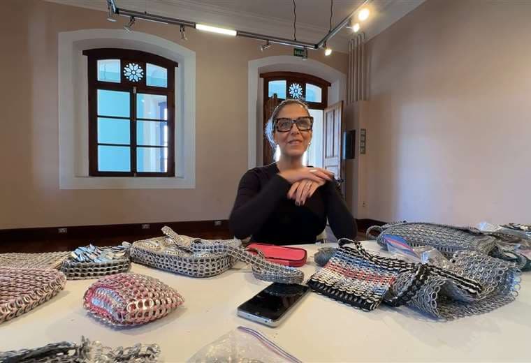 Este emprendimiento nació de una cartera prestada y hoy convierte tapas de lata en moda sostenible