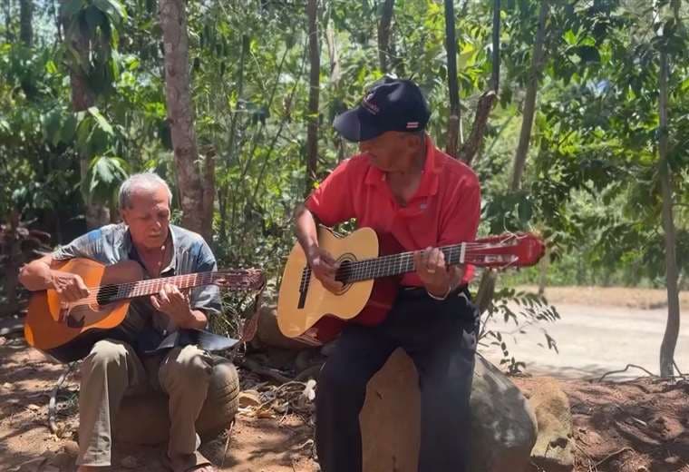 Este hombre convenció a Turrubares de que la fe también se puede cantar y celebrar