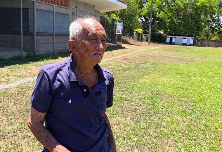 Don Pipe tiene 99 años, vivió las épocas doradas del fútbol tico y todavía demuestra su técnica