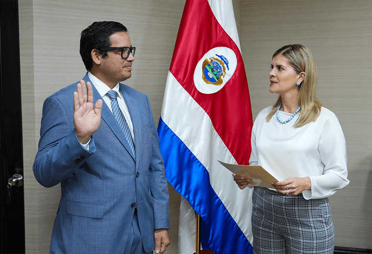 Víctor Carvajal asume viceministerio de Ingresos en Hacienda