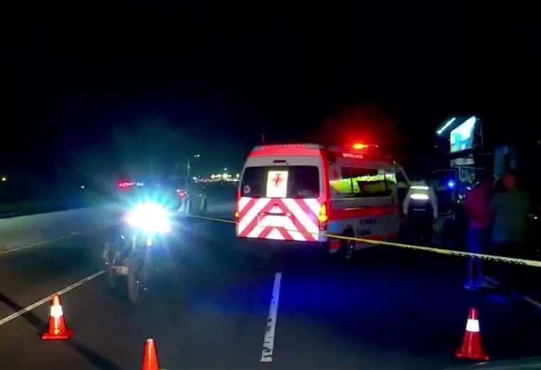 Hombre muere atropellado en la autopista General Cañas