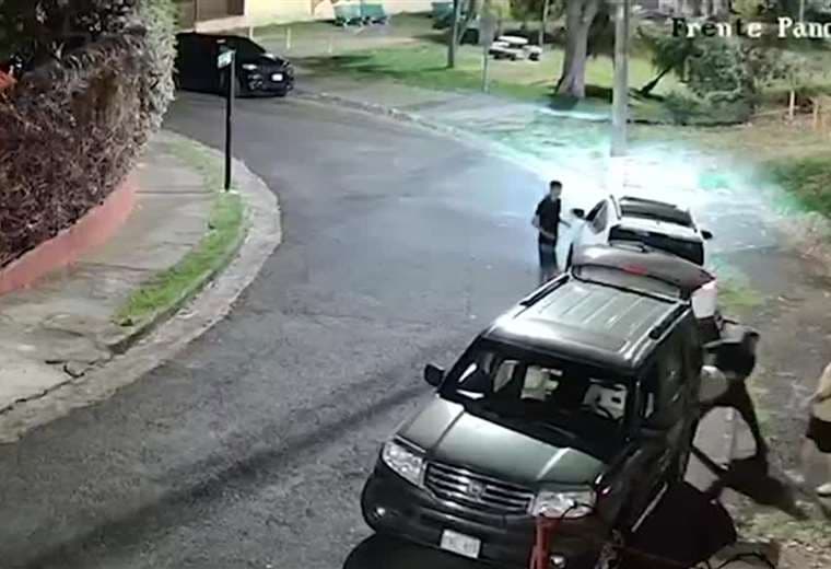 Cámara capta a sujetos tirando basura a parque en Pavas