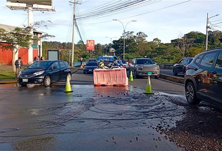 Fuga de agua provoca caos vial en salida de Heredia hacia La Uruca