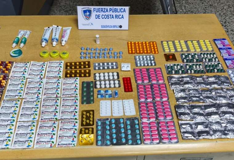 Dejan tirados más de mil medicamentos en pleno centro de San José