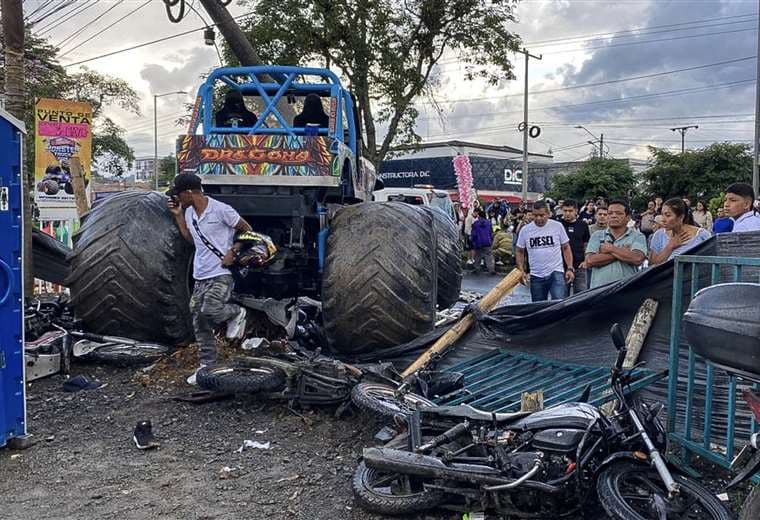 Espectáculo de monster truck se sale de control/AFP