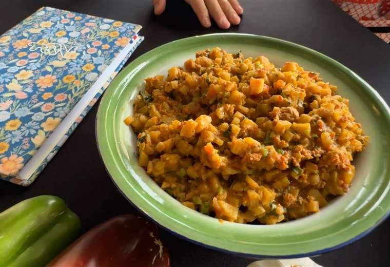 El picadillo de plátano verde con carne molida que una cocinera de Puriscal prepara como nadie más