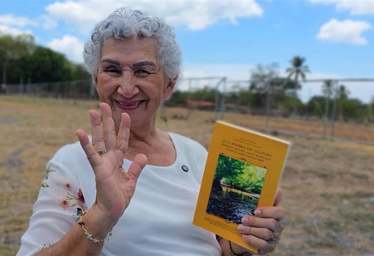 La poeta de Esparza que reunió a niños y vecinos en un libro y convirtió los versos en comunidad