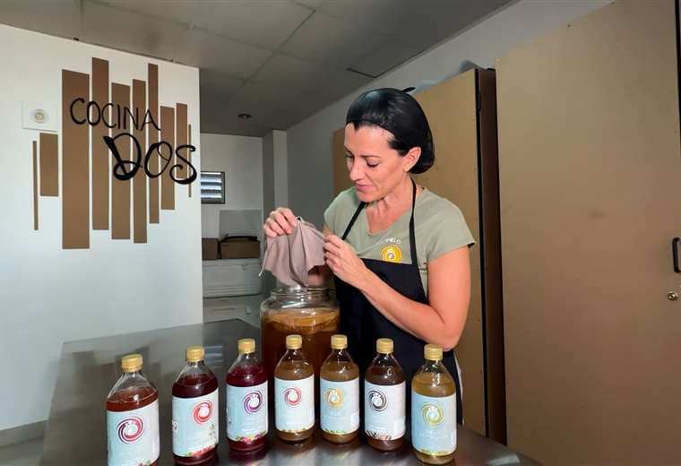 Melissa empezó a hacer kombucha en su cocina por necesidad y hoy no da abasto con los pedidos