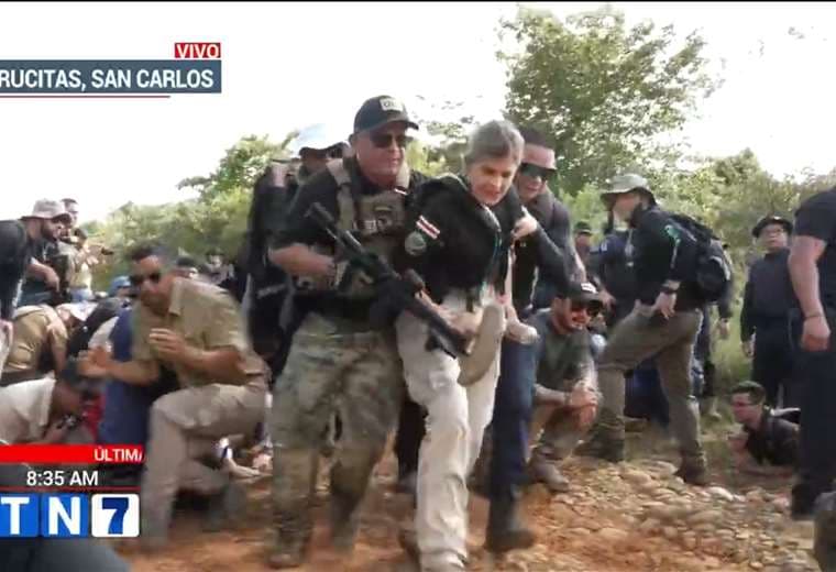 Vea aquí cómo evacuaron a Laura Fernández tras fuerte explosión en Crucitas