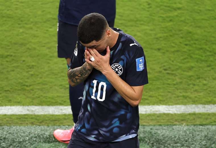 Paraguayo Almirón, primer expulsado por taparse la boca en el Mundial