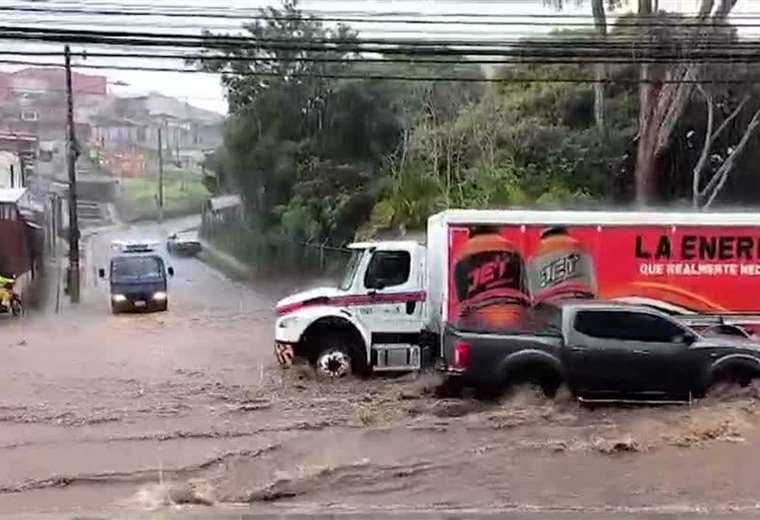 CNE declara alerta verde por fuertes lluvias en todo el país