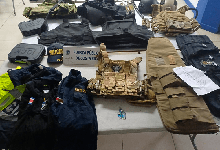 Autoridades decomisan arsenal militar en cuartería de Cartago